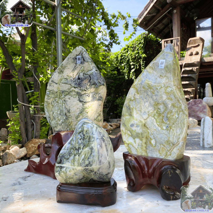 Trụ đá cẩm thạch có màu sắc xanh hỗn hợp của thiên nhiên ban tặng Trụ đá cẩm thạch có màu sắc xanh hỗn hợp của thiên nhiên ban tặng