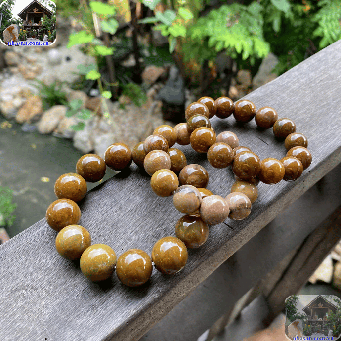 Ngọc tủy thật có những đường vân tự nhiên, không đều và không lặp lại Ngọc tủy thật có những đường vân tự nhiên, không đều và không lặp lại