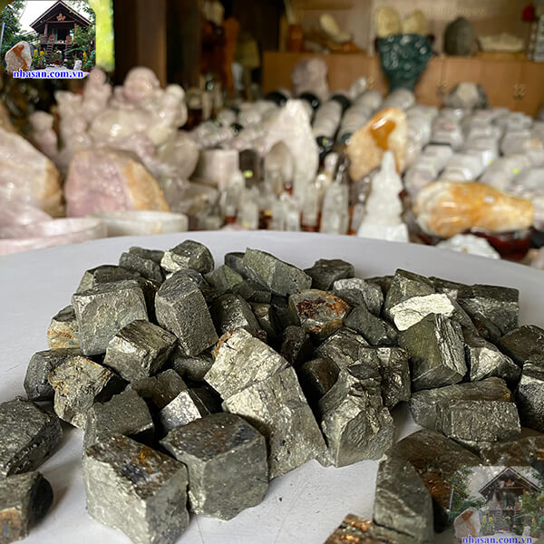 Gia chủ cần sáng suốt lựa chọn đá vàng găm tự nhiên Gia chủ cần sáng suốt lựa chọn đá vàng găm tự nhiên