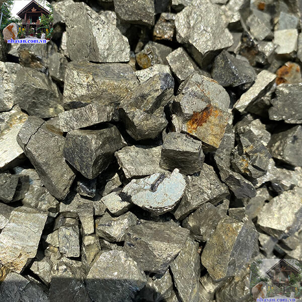 Vàng găm tự nhiên sẽ có kích cỡ không đều Vàng găm tự nhiên sẽ có kích cỡ không đều