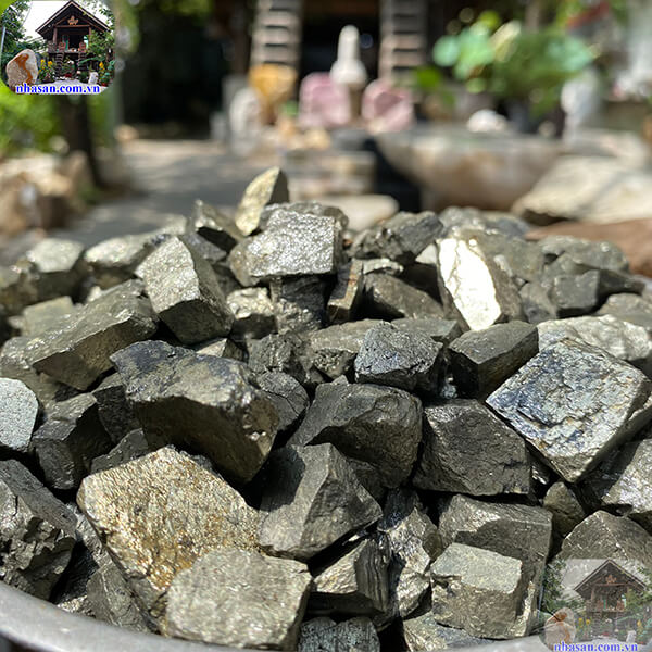 Đá vàng găm vụn dùng trong rải nền trấn trạch Đá vàng găm vụn dùng trong rải nền trấn trạch