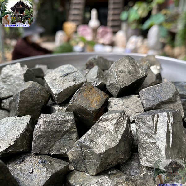Đá vàng găm Việt Nam có đủ năng lượng để xử lý phong thủy Đá vàng găm Việt Nam có đủ năng lượng để xử lý phong thủy