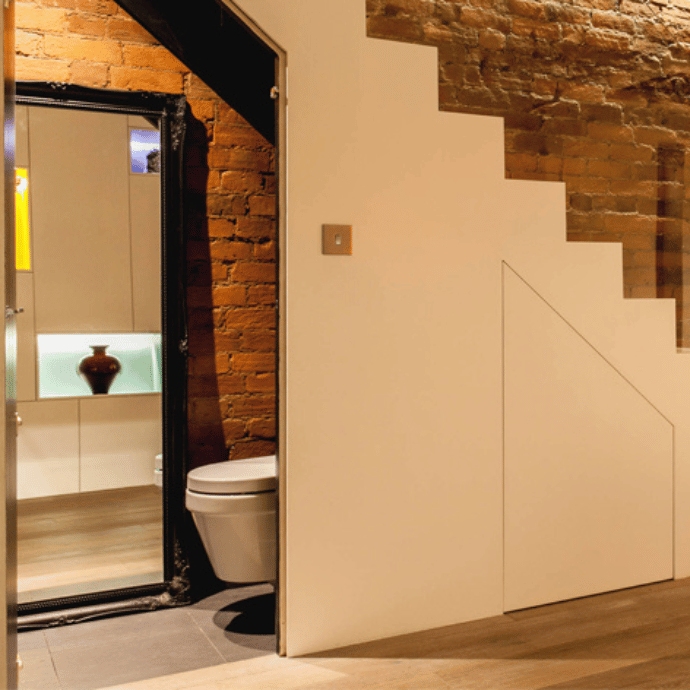 Trong phong thủy, việc đặt nhà vệ sinh dưới cầu thang là điều không tốt Trong phong thủy, việc đặt nhà vệ sinh dưới cầu thang là điều không tốt