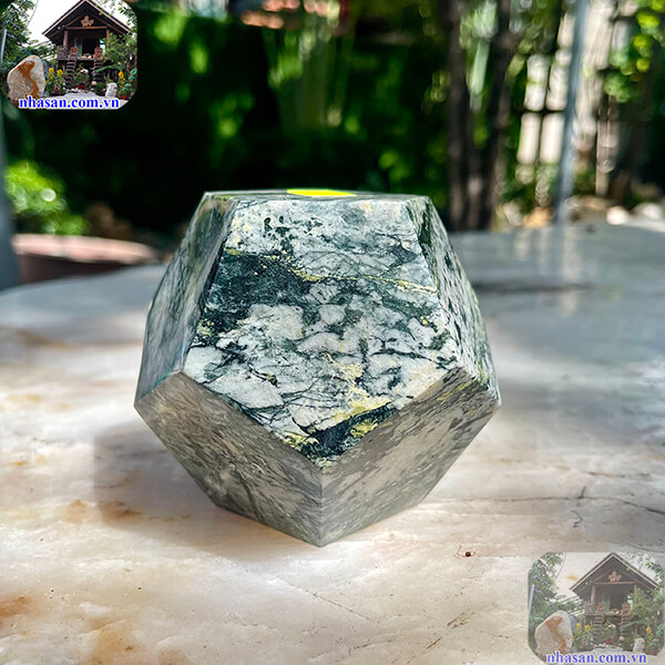 Đá canxedon tự nhiên sẽ có màu sắc không quá đậm hoặc nhạt Đá canxedon tự nhiên sẽ có màu sắc không quá đậm hoặc nhạt