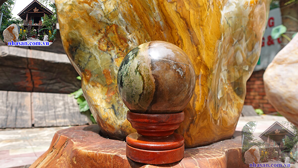 Độ bóng tự nhiên của quả cầu canxedon Độ bóng tự nhiên của quả cầu canxedon