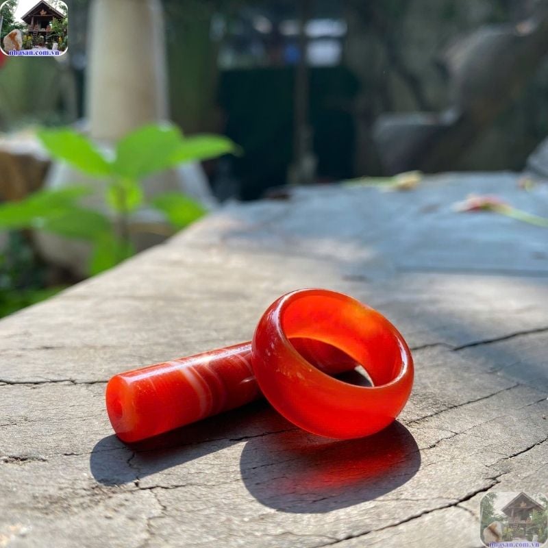 Đeo một chiếc nhẫn đá phong thủy sẽ hoạt động như một cỗ máy điều hòa năng lượng Đeo một chiếc nhẫn đá phong thủy sẽ hoạt động như một cỗ máy điều hòa năng lượng