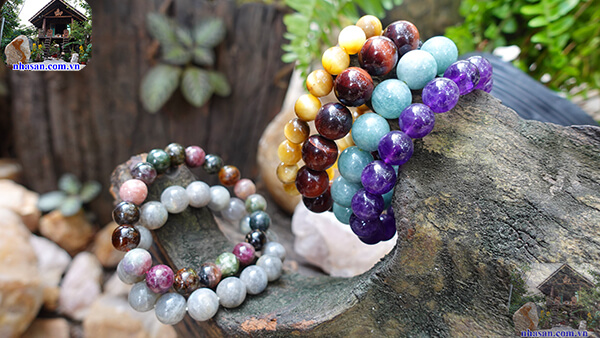 Vòng đá phong thủy được chế tác từ nhiều loại đá quý khác nhau Vòng đá phong thủy được chế tác từ nhiều loại đá quý khác nhau