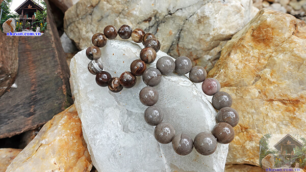 Vòng gỗ hóa thạch 13 hạt đem lại may mắn Vòng gỗ hóa thạch 13 hạt đem lại may mắn