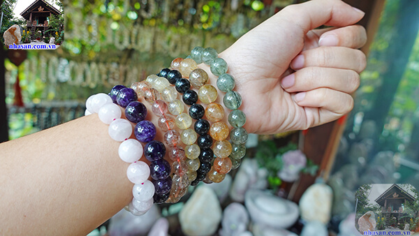 Không nên đeo cùng lúc nhiều vòng trên tay Không nên đeo cùng lúc nhiều vòng trên tay