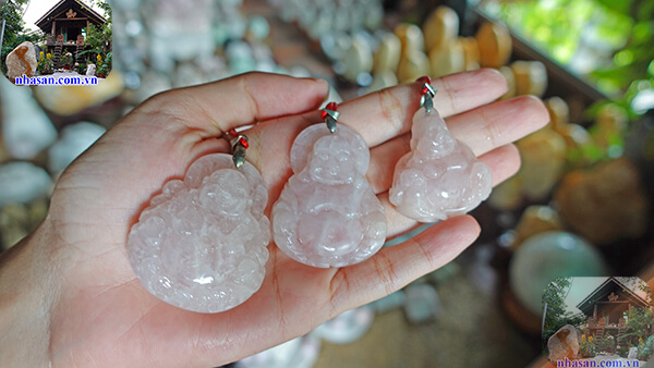 Mặt Phật Di Lặc đá thạch anh hồng tự nhiên tại Nhà Sàn Mặt Phật Di Lặc đá thạch anh hồng tự nhiên tại Nhà Sàn