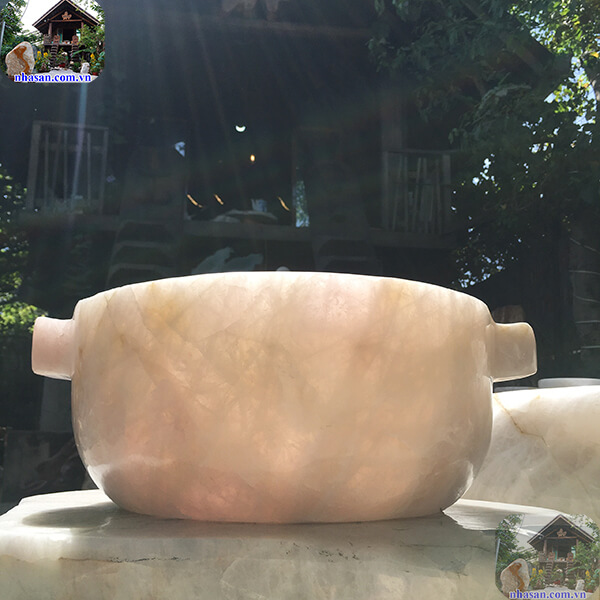 Nồi đá phong thủy được chế tác từ trụ đá thạch anh hồng tự nhiên Nồi đá phong thủy được chế tác từ trụ đá thạch anh hồng tự nhiên