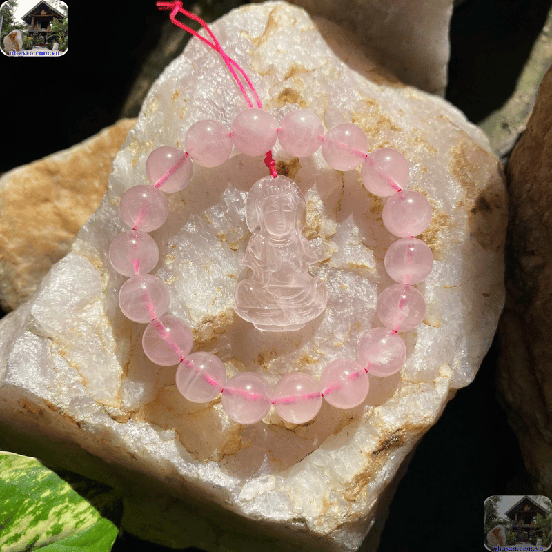 Thạch anh hồng nên được đeo ở tay trái để tăng cường năng lượng yêu thương Thạch anh hồng nên được đeo ở tay trái để tăng cường năng lượng yêu thương