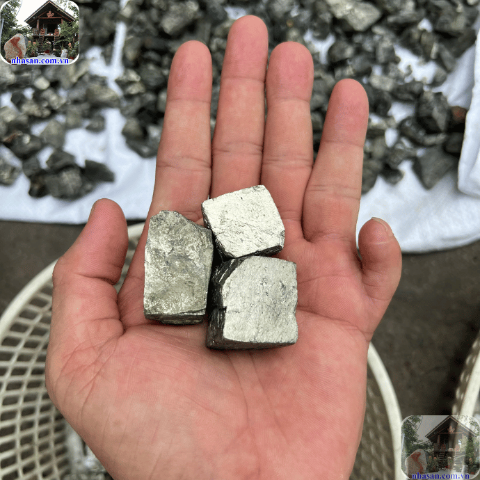 Pyrite có khả năng tạo ra một “lá chắn năng lượng”, giúp xua đuổi tà khí Pyrite có khả năng tạo ra một “lá chắn năng lượng”, giúp xua đuổi tà khí
