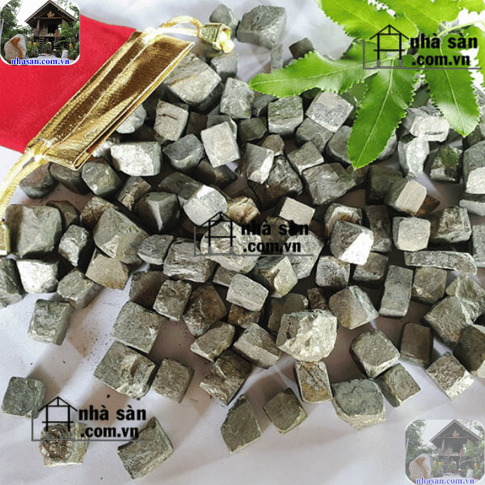 Có rất nhiều vị trí để đặt đá Pyrite vàng găm Có rất nhiều vị trí để đặt đá Pyrite vàng găm