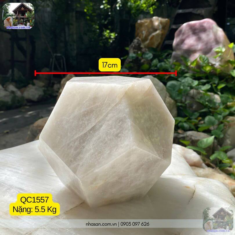 Quả cầu 12 mặt đá thạch anh trắng nguyên khối, trọng lượng 5.5kg, đường kính 17cm Quả cầu 12 mặt đá thạch anh trắng QC1557 nguyên khối, trọng lượng 5.5kg, đường kính 17cm