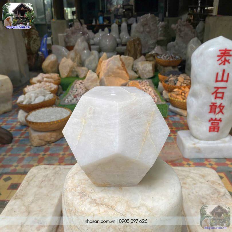 Vân mây tự nhiên bên trong khối đá thạch anh trắng nguyên khối Vân mây tự nhiên bên trong khối đá thạch anh trắng nguyên khối