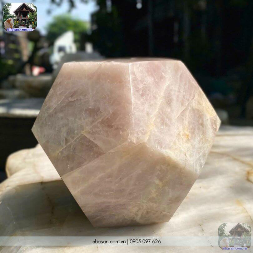 Bề mặt khối đá được đánh bóng tỉ mỉ, giúp lan tỏa năng lượng sinh khí hài hòa Bề mặt khối đá được đánh bóng tỉ mỉ, giúp lan tỏa năng lượng sinh khí hài hòa