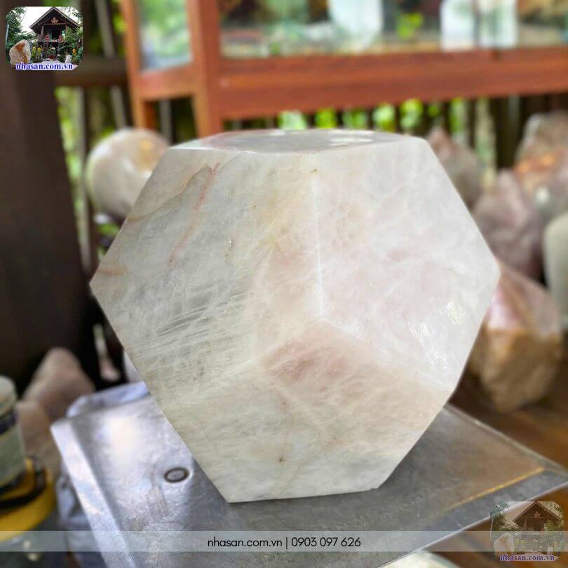 Từng mặt cắt ngũ giác được mài giũa tỉ mỉ, giúp khuếch tán năng lượng tốt. Từng mặt cắt ngũ giác được mài giũa tỉ mỉ, giúp khuếch tán năng lượng tốt.