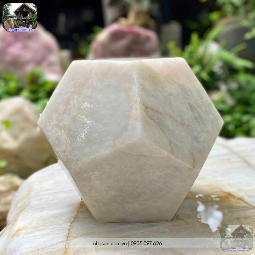 Cận cảnh chất thạch anh trắng tự nhiên Tây Nguyên với những đường chỉ phèn vàng tự nhiên Cận cảnh chất thạch anh trắng tự nhiên Tây Nguyên với những đường chỉ phèn vàng tự nhiên