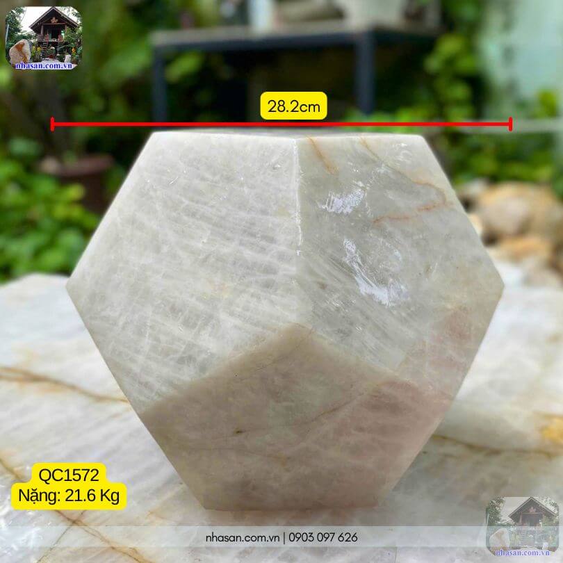 Quả cầu 12 mặt thạch anh trắng QC1572 nặng 21.6kg, đường kính 28.2cm nguyên khối. Quả cầu 12 mặt thạch anh trắng QC1572 nặng 21.6kg, đường kính 28.2cm nguyên khối.