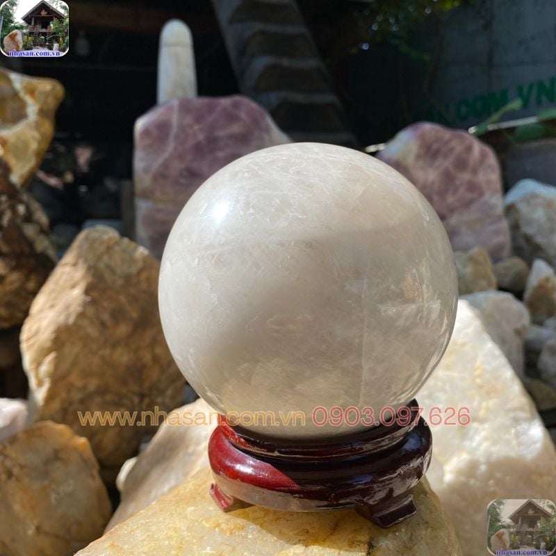 Đá tự nhiên luôn mát lạnh hơn nhiệt độ phòng và mất nhiều thời gian mới nóng lên khi cầm Đá tự nhiên luôn mát lạnh hơn nhiệt độ phòng và mất nhiều thời gian mới nóng lên khi cầm