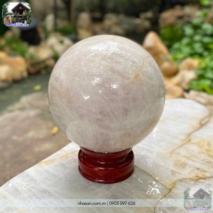 Quả cầu đá thạch anh hồng nhạt 25.5cm đặt trên đế gỗ tự nhiên sang trọng Quả cầu đá thạch anh hồng nhạt 25.5cm đặt trên đế gỗ tự nhiên sang trọng