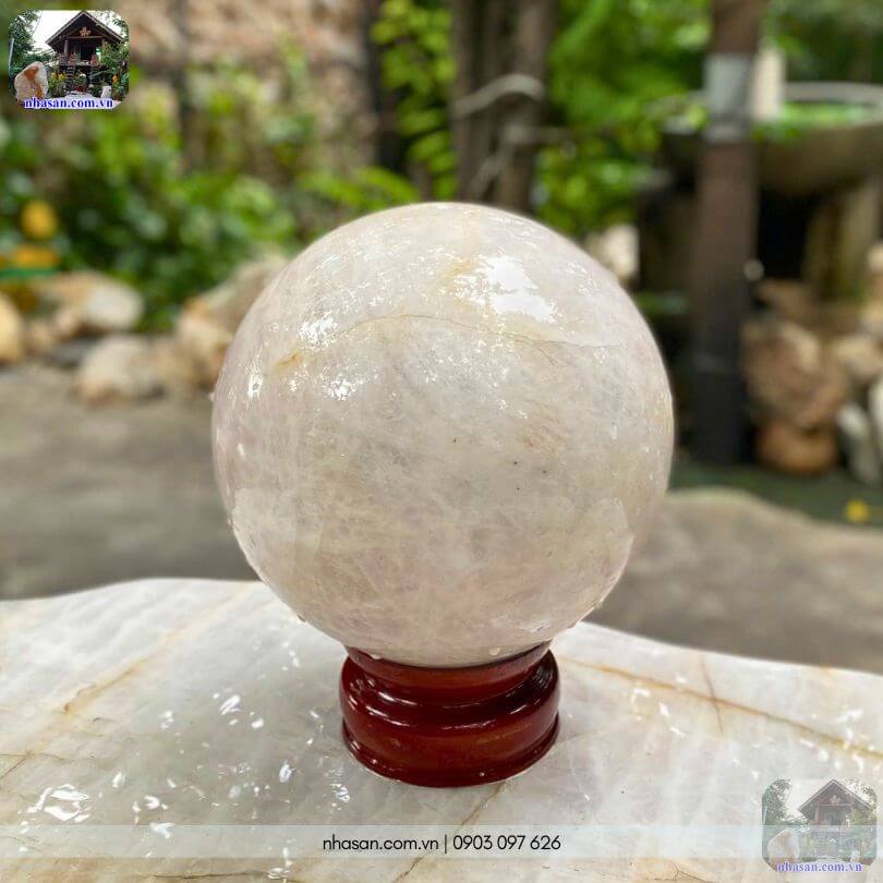 Các vết phèn và rạn tự nhiên sắc nét trong lòng quả cầu đá thạch anh hồng nguyên khối QC1577 Các vết phèn và rạn tự nhiên sắc nét trong lòng quả cầu đá thạch anh hồng nguyên khối QC1577