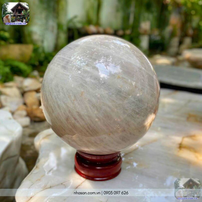 Vân tơ song song óng ánh dưới nắng trong lòng quả cầu đá thạch anh hồng tự nhiên QC1578 Vân tơ song song óng ánh dưới nắng trong lòng quả cầu đá thạch anh hồng tự nhiên QC1578