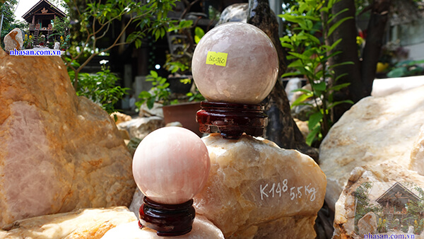 Quả cầu đá thạch anh hồng tự nhiên Quả cầu đá thạch anh hồng tự nhiên