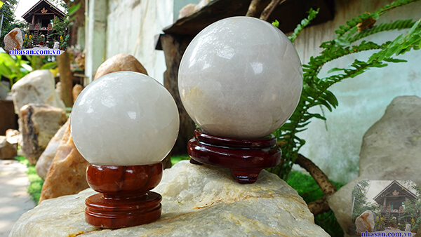 Quả cầu thạch anh trắng đại diện cho tri thức và trí tuệ Quả cầu thạch anh trắng đại diện cho tri thức và trí tuệ