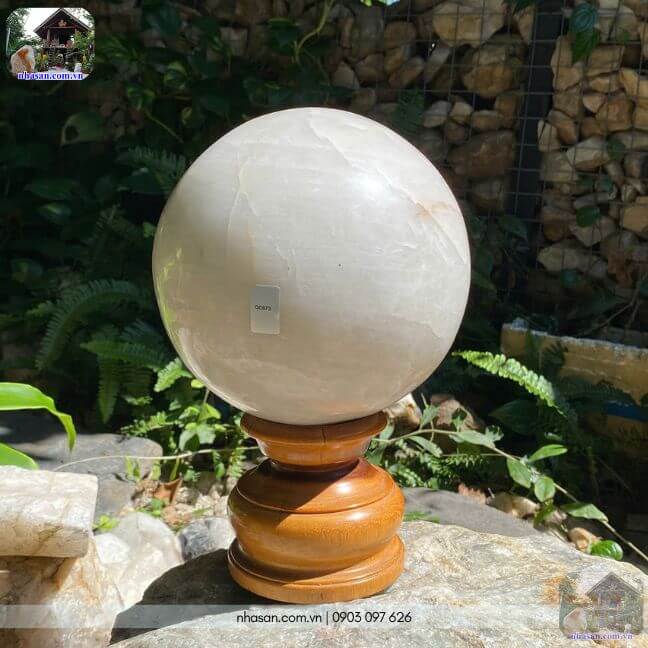 Cận cảnh quả cầu phong thủy đá thạch anh tự nhiên QC873 đặt giữa khu vườn xanh mát. Cận cảnh quả cầu phong thủy đá thạch anh tự nhiên QC873 đặt giữa khu vườn xanh mát.