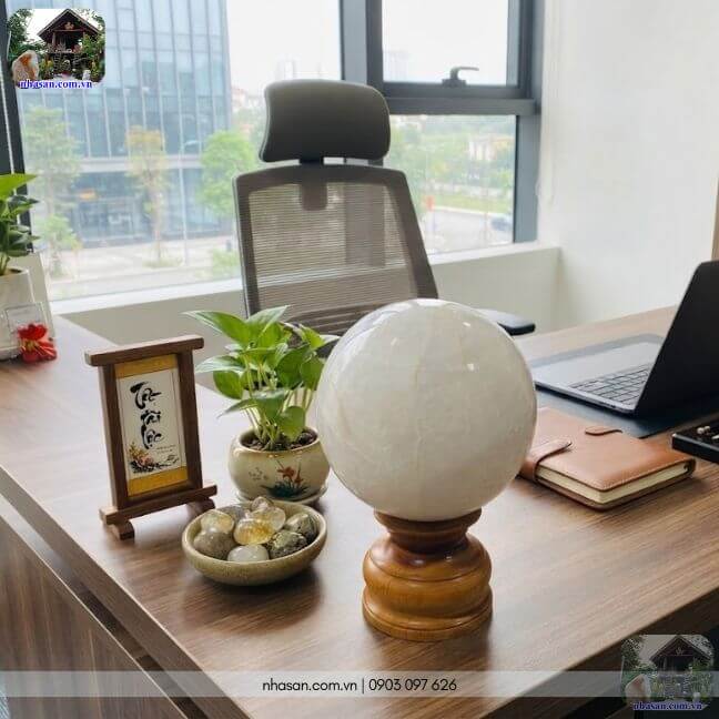Bài trí quả cầu đá thạch anh trắng trên bàn làm việc giúp tăng sự tập trung Bài trí quả cầu đá thạch anh trắng trên bàn làm việc giúp tăng sự tập trung