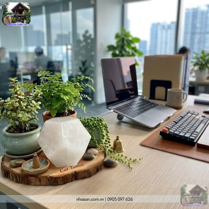 Quả cầu thạch anh 12 mặt được đặt trên bàn làm việc Quả cầu thạch anh 12 mặt được đặt trên bàn làm việc