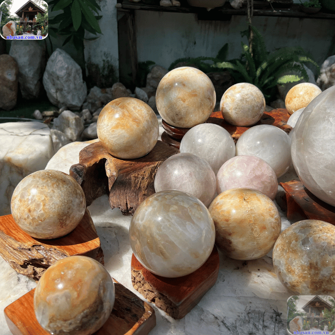 Quả cầu thạch anh màu vàng là một vật phẩm phong thủy được yêu thích Quả cầu thạch anh màu vàng là một vật phẩm phong thủy được yêu thích