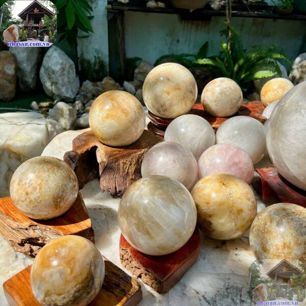 Quà tặng từ đá phong thủy tự nhiên là một món quà ý nghĩa và sang trọng Quà tặng từ đá phong thủy tự nhiên là một món quà ý nghĩa và sang trọng