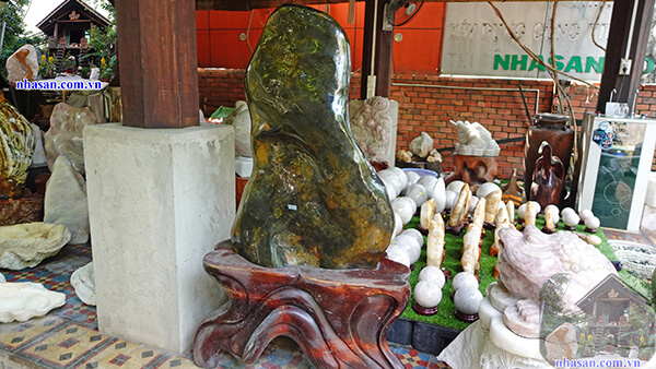 Trụ đá canxedon tự nhiên Việt Nam 200kg Trụ đá canxedon tự nhiên Việt Nam 200kg