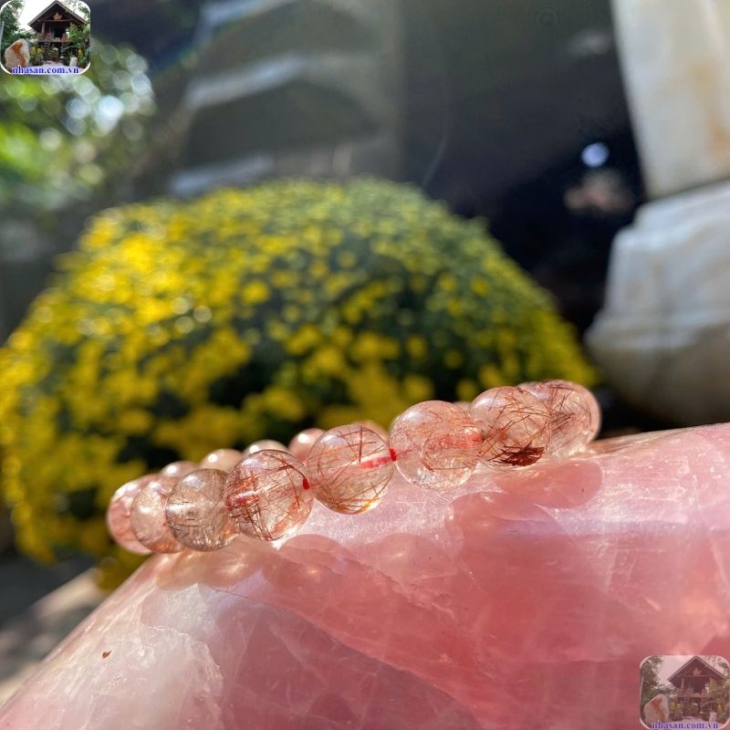 Những sợi tóc màu đỏ rực, đỏ nâu hay đỏ cam này thực chất là các tinh thể Hematite Những sợi tóc màu đỏ rực, đỏ nâu hay đỏ cam này thực chất là các tinh thể Hematite