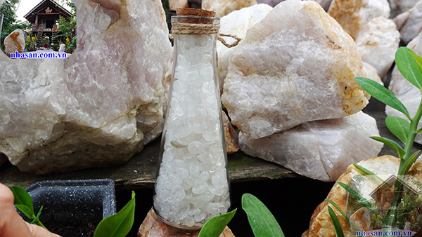 Thạch anh bảo bình thủy là một loại đá thạch anh trắng được mài nhẵn Thạch anh bảo bình thủy là một loại đá thạch anh trắng được mài nhẵn