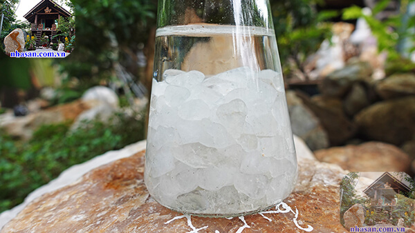 Được kết hợp bởi lọ và đá thạch anh vụn trắng Được kết hợp bởi lọ và đá thạch anh vụn trắng