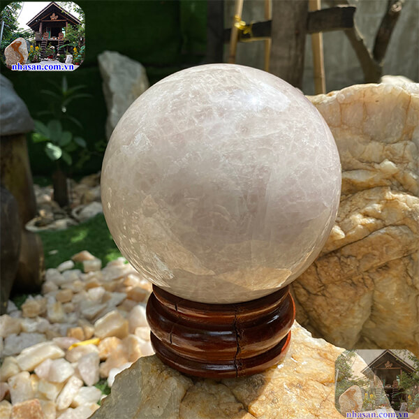 Thạch anh được chế tác thành nhiều vật phẩm phong thủy Thạch anh được chế tác thành nhiều vật phẩm phong thủy