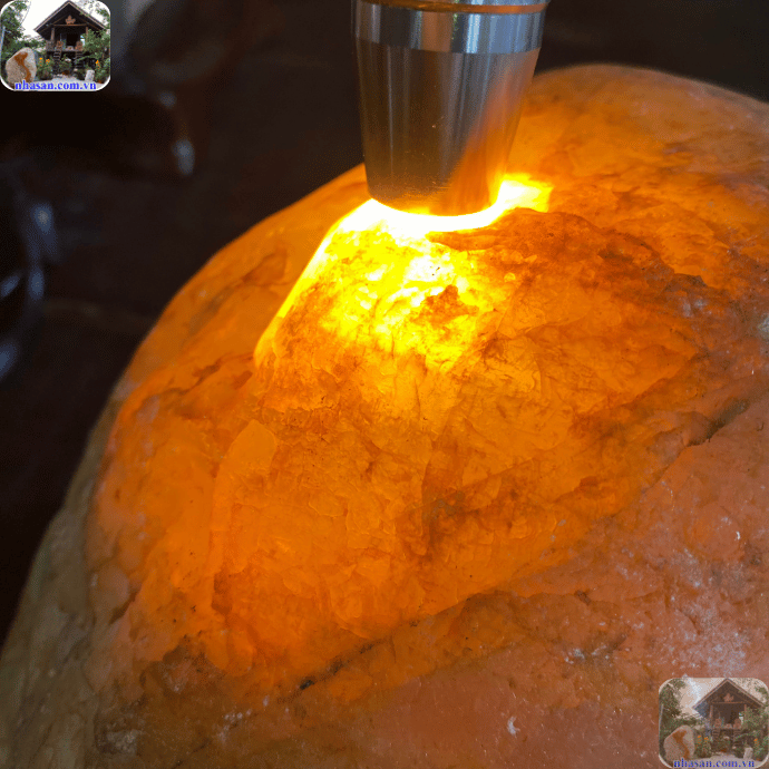 Thạch anh cuội được hình thành trong lòng đất hàng triệu năm Thạch anh cuội được hình thành trong lòng đất hàng triệu năm