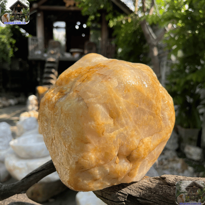 Đá thật có bề mặt nhẵn, mát tay, trọng lượng nặng hơn so với đá nhân tạo cùng kích thước Đá thật có bề mặt nhẵn, mát tay, trọng lượng nặng hơn so với đá nhân tạo cùng kích thước