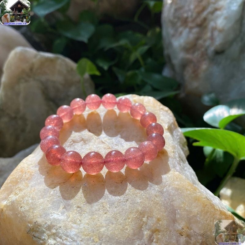 Thạch anh dâu tây, tên tiếng Anh là Strawberry Quartz, là biến thể từ thạch anh Thạch anh dâu tây, tên tiếng Anh là Strawberry Quartz, là biến thể từ thạch anh