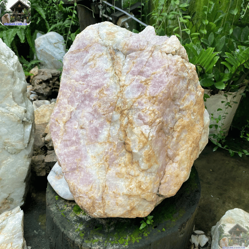 Thạch anh hồng là một loại khoáng vật thuộc nhóm thạch anh, nổi tiếng với màu hồng phớt lãng mạn, từ hồng nhạt đến hồng đậm Thạch anh hồng là một loại khoáng vật thuộc nhóm thạch anh, nổi tiếng với màu hồng phớt lãng mạn, từ hồng nhạt đến hồng đậm