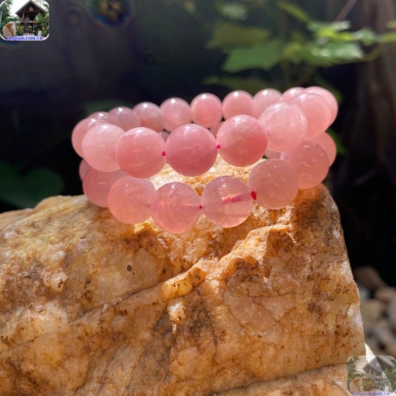 Thạch anh hồng (Rose Quartz) có thể coi là 'anh cả' trong thế giới đá dành cho tình duyên Thạch anh hồng (Rose Quartz) có thể coi là 'anh cả' trong thế giới đá dành cho tình duyên