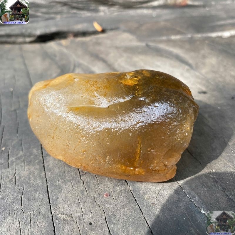 Thạch anh khói là một dạng biến thể của thạch anh silic dioxide, có màu nâu khói, nâu đen hoặc xám Thạch anh khói là một dạng biến thể của thạch anh silic dioxide, có màu nâu khói, nâu đen hoặc xám