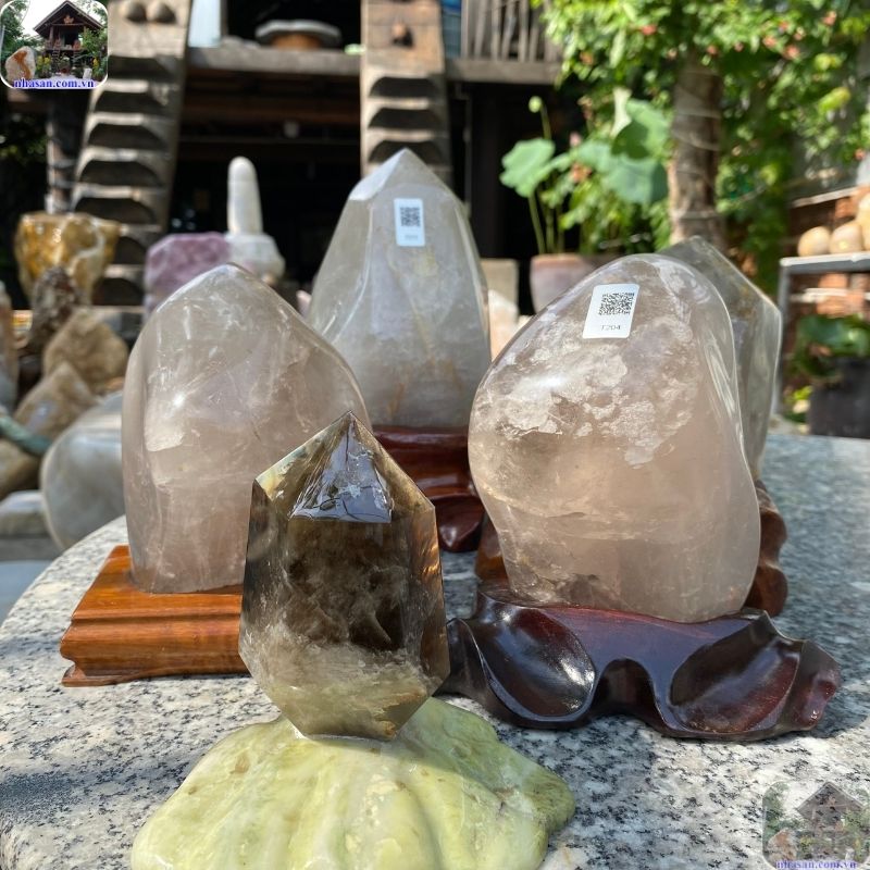 Viên đá càng trong, ít rạn nứt hoặc tạp chất tự nhiên thì càng đắt tiền Viên đá càng trong, ít rạn nứt hoặc tạp chất tự nhiên thì càng đắt tiền