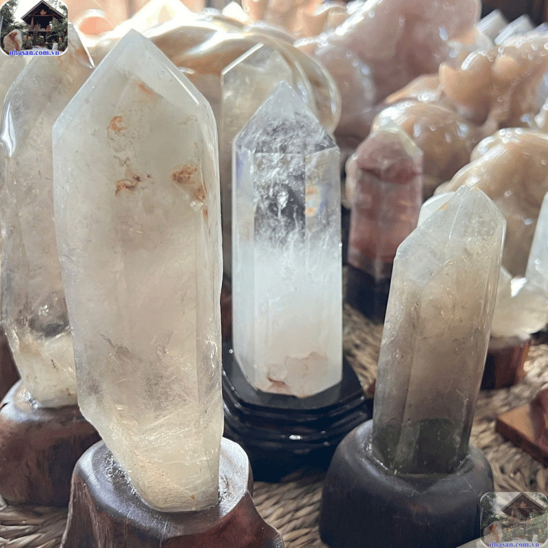 Thạch anh khói nên được thanh tẩy nó định kỳ (ít nhất mỗi tháng một lần)  Thạch anh khói nên được thanh tẩy nó định kỳ (ít nhất mỗi tháng một lần)