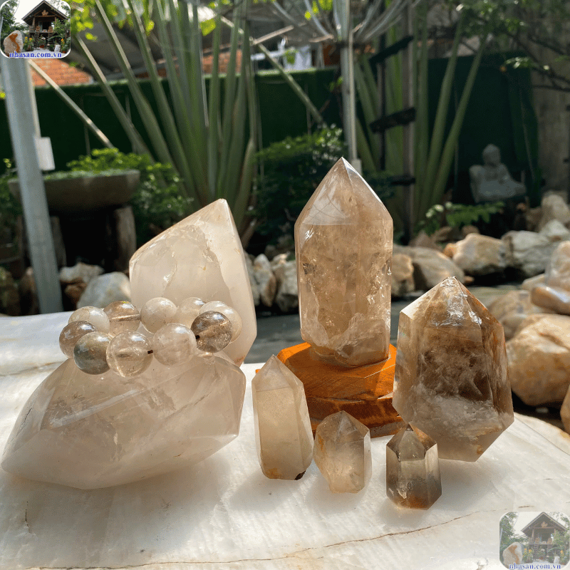 Thạch Anh Khói thường được sử dụng trong các nghi lễ thanh tẩy và bảo vệ Thạch Anh Khói thường được sử dụng trong các nghi lễ thanh tẩy và bảo vệ