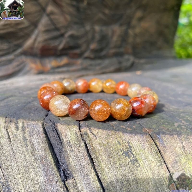 Thạch anh tóc đa sắc bản chất là một biến thể của dòng đá thạch anh (Quartz) Thạch anh tóc đa sắc bản chất là một biến thể của dòng đá thạch anh (Quartz)